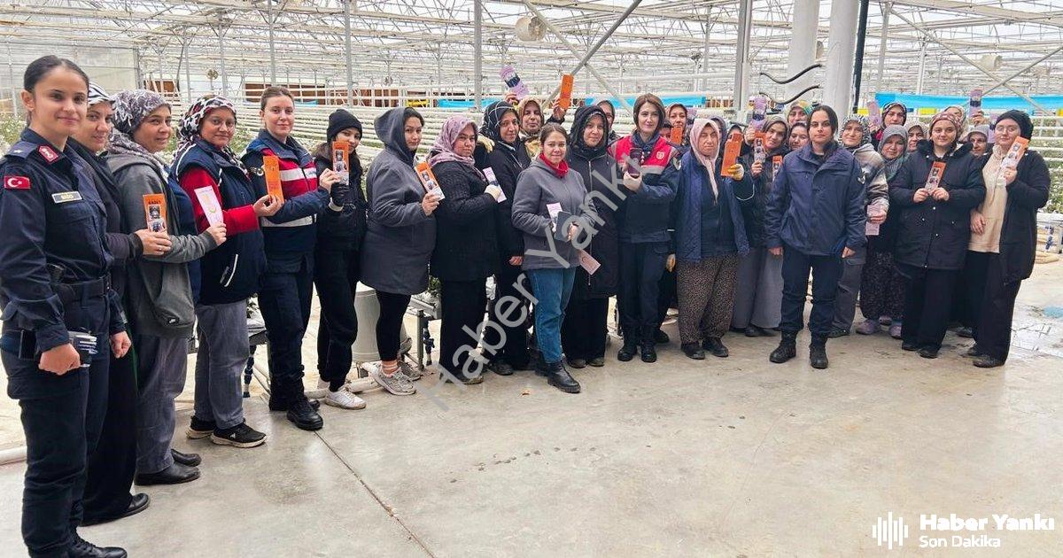 "Kütahya Simav'da Jandarma Ekipleri Sera Çalışanı Kadınlara KADES'i Tanıttı" başlıklı haber için fot